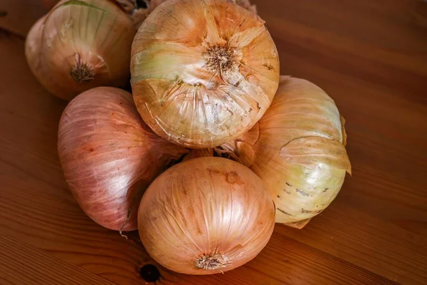 Closeup Shot Pile Brown Onions Wooden Table — Stock Photo, Image