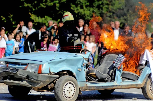 Brandweerlieden Hebben Een Auto Geblust Die Verbrand Straat — Stockfoto