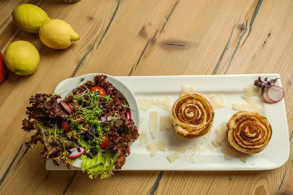 Lezzetli Jambon Peynir Parşömenleri Ahşap Masada Güzel Sebze Salatası — Stok fotoğraf
