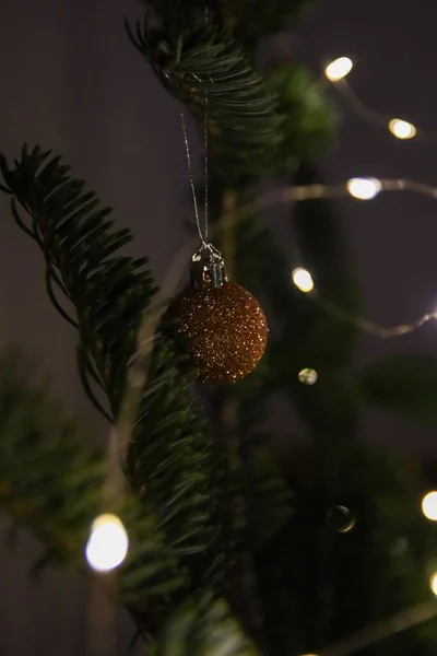 挂在圣诞树上的装饰品的垂直照片 — 图库照片