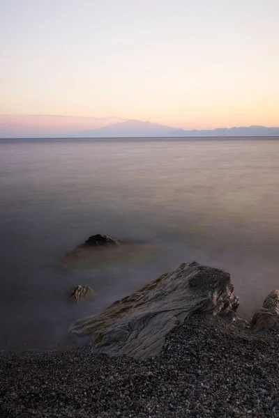 Pionowe Ujęcie Hipnotyzującego Wglądu Pięknego Morskiego Krajobrazu Malowniczym Zachodzie Słońca — Zdjęcie stockowe