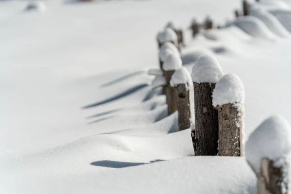 Uma Bela Foto Uma Paisagem Coberta Neve Durante Dia — Fotografia de Stock