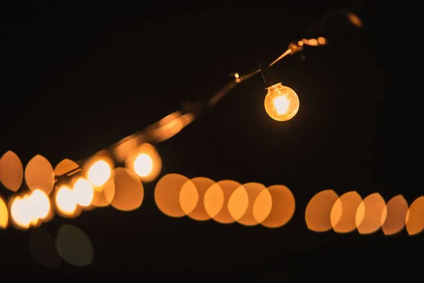 Крупним Планом Висячі Лампочки Вночі — стокове фото