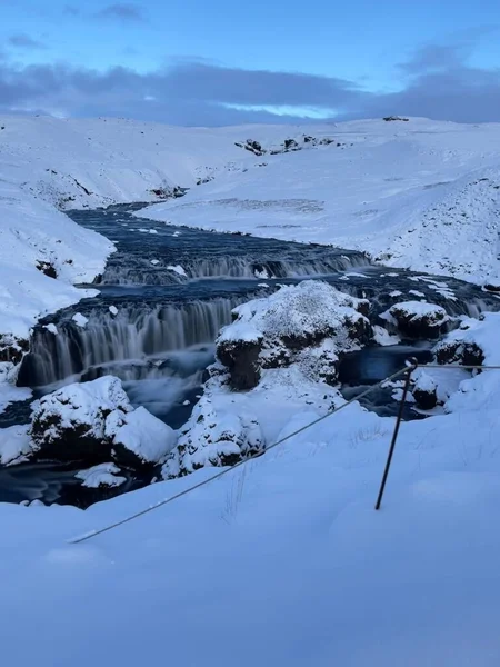 Een Stromende Waterval Omringd Door Sneeuw — Stockfoto