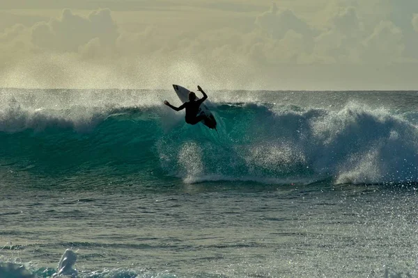 波に飛び乗るサーファー — ストック写真