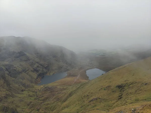 Luftaufnahme Von Seen Umgeben Von Bergen Bei Nebligem Wetter Dorf — Stockfoto