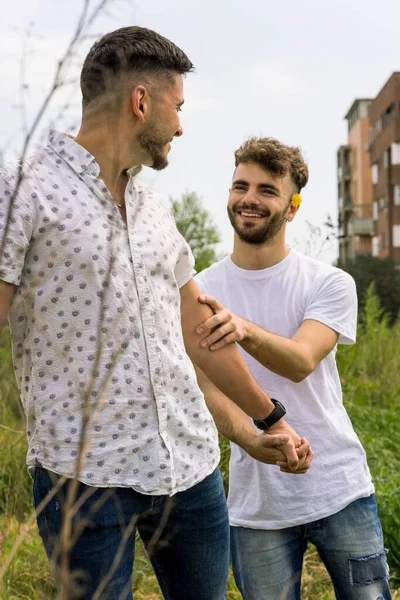Eine Vertikale Aufnahme Eines Hispanischen Homosexuellen Paares Freien — Stockfoto