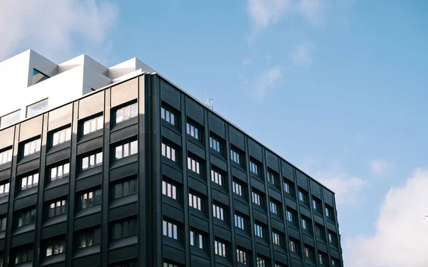 Moderno Edificio Cuadrado Sobre Fondo Azul Cielo Nublado Con Paredes — Foto de Stock