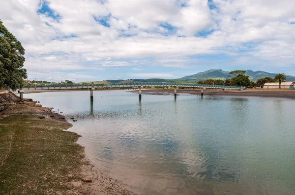 ラグランハーバーの歩道橋は ニュージーランドの北島のコプア保護区に町を接続しています — ストック写真
