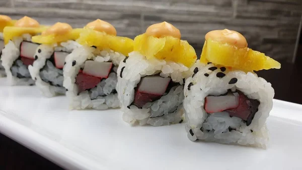 Zbliżenie Wystawnej Porcji Bułek Sushi Zwieńczonych Plasterkami Ananasa Serwowanymi Japońskiej — Zdjęcie stockowe