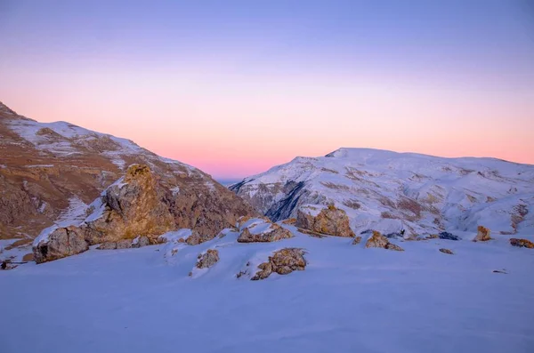 Ένα Χιονισμένο Βουνό Κάτω Από Ένα Ροζ Και Μπλε Ουρανό — Φωτογραφία Αρχείου