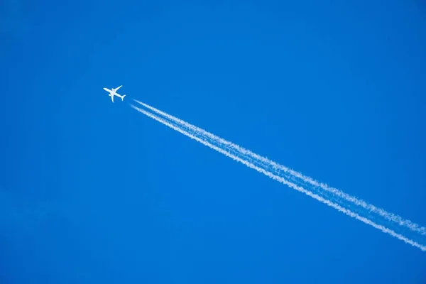 Hermoso Plano Avión Blanco Volando Cielo Azul —  Fotos de Stock