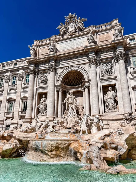 在一个阳光明媚的日子里 意大利罗马的一个垂直拍摄的奥迪喷泉 — 图库照片