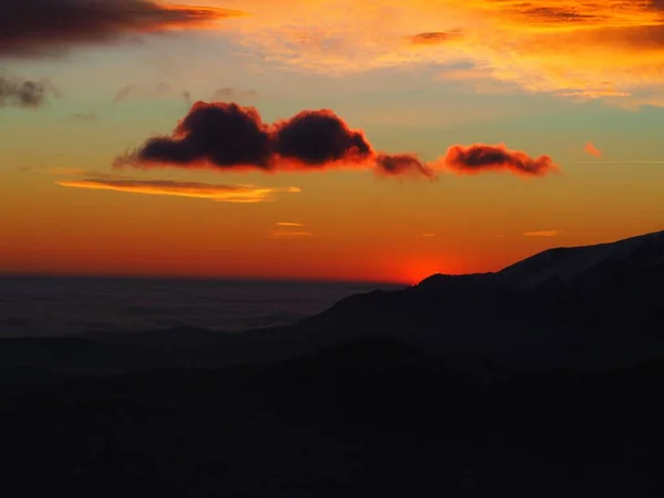 Silhuetas Das Montanhas Antes Céu Laranja Sombreado Por Sol — Fotografia de Stock