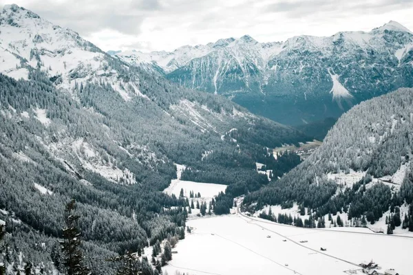 Widok Powietrza Zaśnieżoną Dolinę Otoczoną Lasami Górskimi Zimie — Zdjęcie stockowe