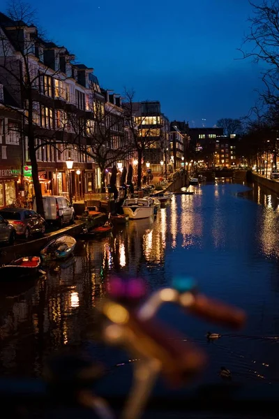 Vertical Shot Amsterdam Canal Night Illuminating Lantern Lights Evening — Stock Photo, Image