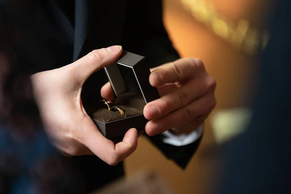 Mírný Záběr Mužské Ruce Držící Snubní Prsteny Černé Krabici — Stock fotografie