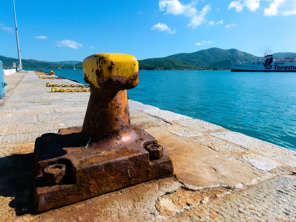 Gran Transbordador Pesetas Maniobrando Dentro Del Puerto Con Amarres Amarillos — Foto de Stock