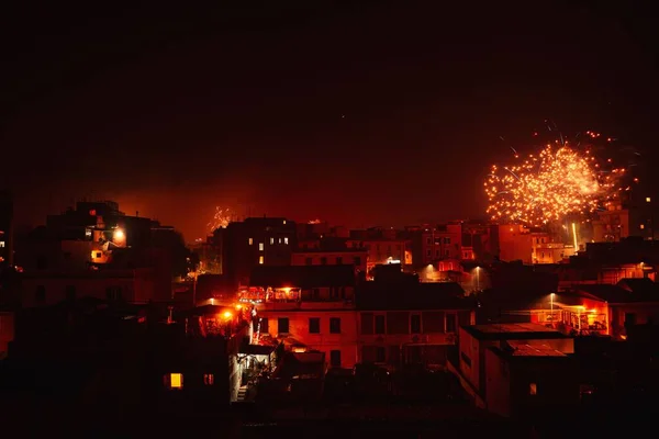 Εορταστικά Πυροτεχνήματα Στο Νυχτερινό Ουρανό Πάνω Από Τις Πολυκατοικίες — Φωτογραφία Αρχείου