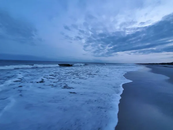Schöne Aufnahme Von Schäumenden Wellen Die Einen Sandstrand Bedecken — Stockfoto