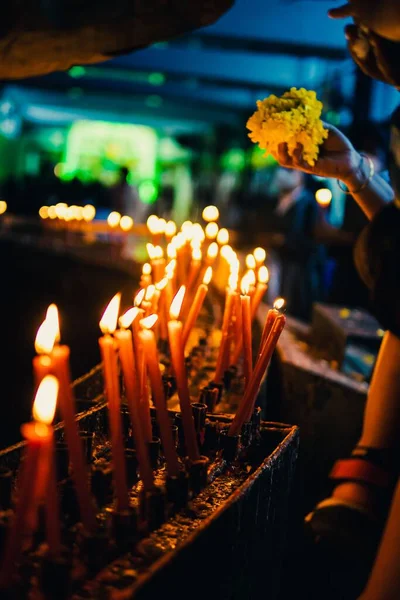 Неглибокий Фокус Освітлення Голосних Свічок Відвідувачами Задньому Плані Всередині Церкви — стокове фото
