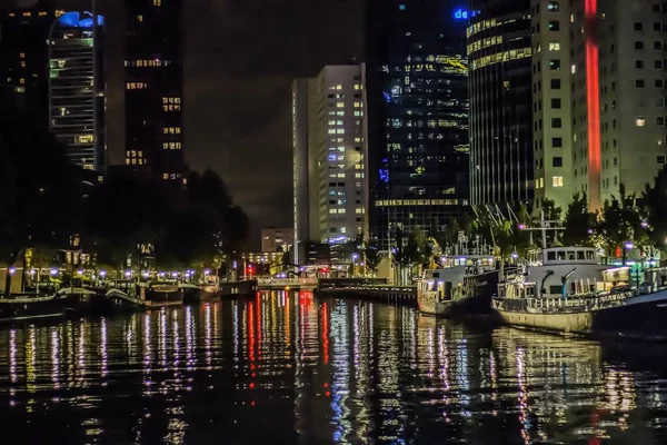 Los Barcos Río Rotterdam Por Noche Con Reflejo Los Edificios —  Fotos de Stock