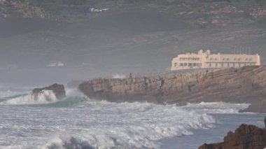 Portekiz, Cascais yakınlarında çok güçlü dalgalar ve kayalık kayalıklarla Atlantik Okyanusu 'nun bir görüntüsü.