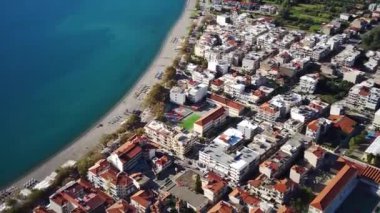 Güneşli bir günde Nafpaktos 'un kıyı şeridi boyunca insansız hava aracı manzarası