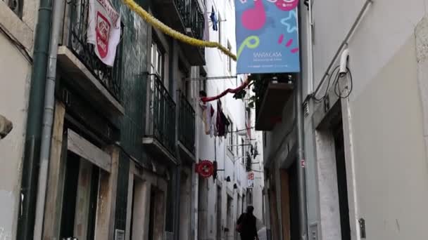 Uma Foto Várias Cores Espalhadas Pelas Ruas Alfama Lisboa Portugal — Vídeo de Stock
