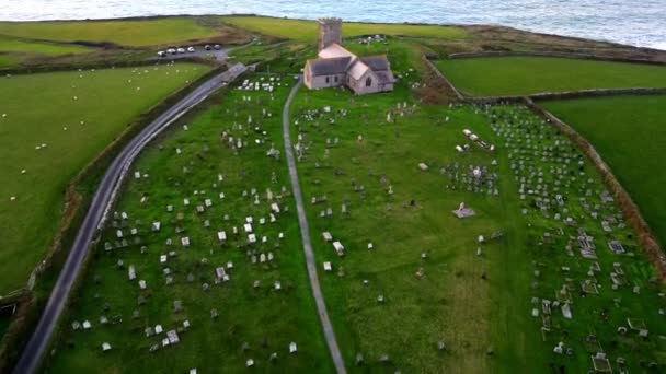 Una Vista Del Dron Sobre Iglesia Junto Agua Cementerio Materiana — Vídeo de stock