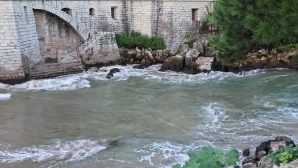 Primer Plano Olas Agua Que Fluyen Junto Museo Condes Castro — Vídeo de stock