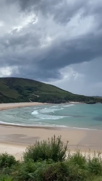 Pionowa Piaszczysta Plaża Góry Tle Asturii Hiszpania — Wideo stockowe
