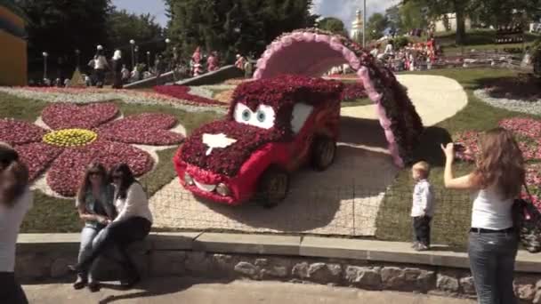 Molte Persone Piedi Fotografare Auto Decorata Con Fiori Parco Kiev — Video Stock