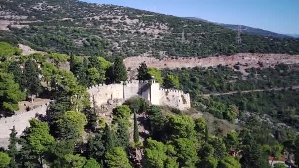 山顶上覆盖着树木的威尼斯Nafpaktos城堡的无人驾驶飞机撤离图 — 图库视频影像