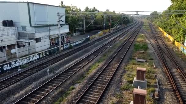 Timelapse Järnväg Lokala Expresståg Passerar Indien — Stockvideo