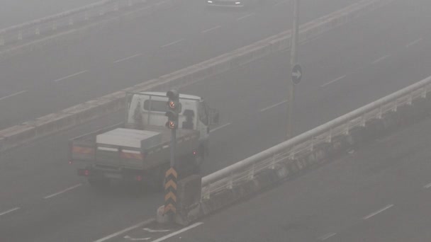 Autókkal Teherautókkal Teli Autópálya Egy Ködös Napon Lisszabonban Portugáliában — Stock videók