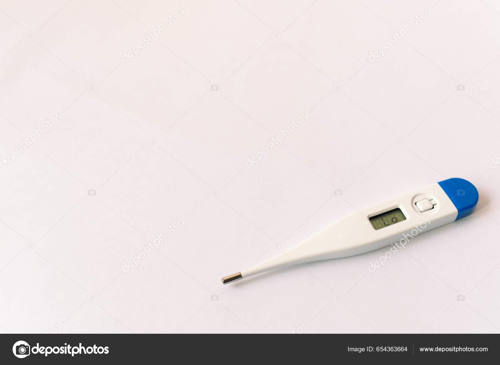 用白色隔离的温度计发烧诊断和保健概念——图库图片© wirestock_creators #654363664