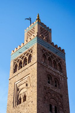 Marakeş, Fas 'ta bir caminin minaresinin mavi gökyüzüne dikey görüntüsü.
