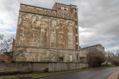Boş bir yoldaki eski bir bina.