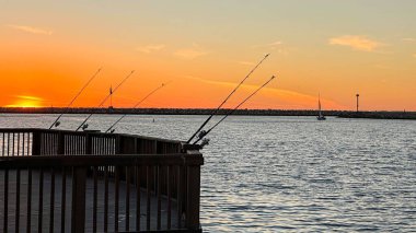Marina del Rey, CA 'de kışın Pasifik Okyanusu üzerinde parlak turuncu gün batımı