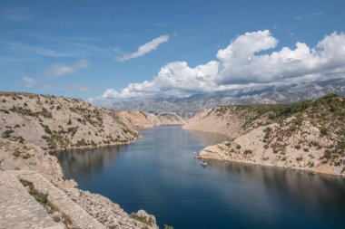 Hırvatistan 'daki Maslencia Güvertesi kemer köprüsünün altından geçen huzurlu ve durgun su manzarası
