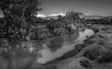 Yunanistan 'daki Pineios nehrinin gri tonlu bir görüntüsü