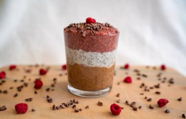 Sağlıklı ve lezzetli bir çikolatalı ahududu pudingi.