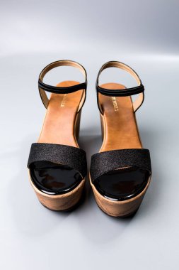 beyaz zemin üzerinde ayakkabı