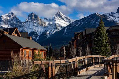 Alberta, Kanada 'da bir köy ve Canmore dağlarının doğal manzarası.