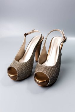 beyaz zemin üzerinde ayakkabı