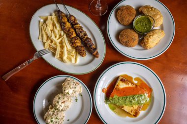 Masadaki farklı tabakların yakın plan fotoğrafı.