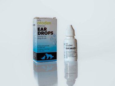 Bir Otodex şişesi ve köpek ve kedi kulağı ambalajı beyaz arka planda izole edilmiş.