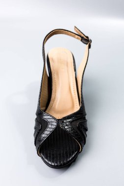 beyaz zemin üzerinde ayakkabı