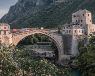 Bosna-Hersek 'in Mostar kentinde bir nehrin üzerindeki Mostar Eski Köprüsü